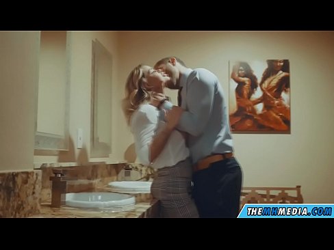 ❤️ وقتی یک بلوند بی تنه شما را در یک دستشویی عمومی اغوا می کند ❤❌  ویدیو سکس در ما ❤